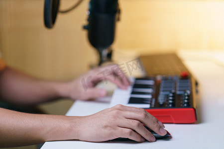手使用鼠标和声音混合控制台板。