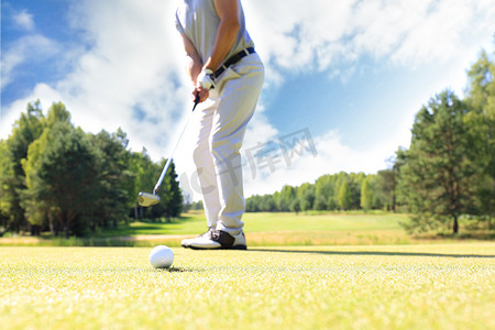 高尔夫上杆摄影照片_高尔夫球场在阳光明媚的日子用铁杆从球道上击球。