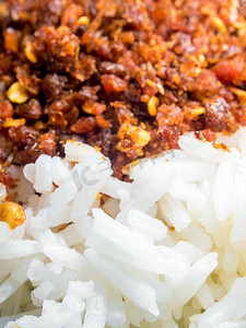 干拌摄影照片_烤鱼和辣椒拌在米饭上