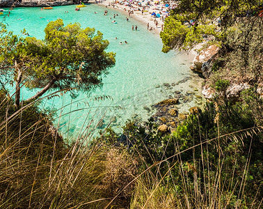 西班牙马略卡岛风景如画的卡拉桑塔伊海滩