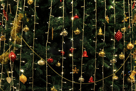 欧洲冬天摄影照片_带夜灯的圣诞树装饰背景、圣诞假期庆典、圣诞树、新的欧洲冬天