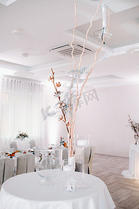 冬季通风摄影照片_冬季风格的婚礼餐桌装饰，桌上放着鲜花，