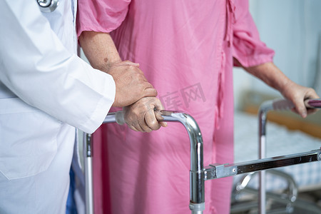 亚洲老年或老年老妇人患者在护理医院病房与助行器同行，健康强健的医疗理念
