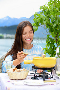 奶酪火锅 — 吃瑞士食物的女人