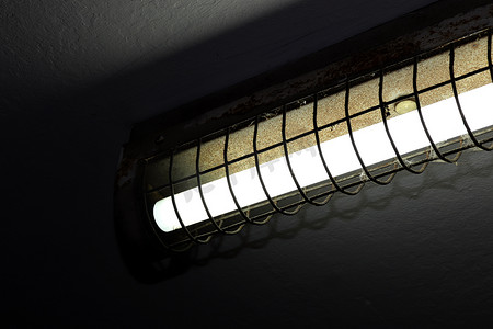 天花板上的旧荧光灯、黑暗中的荧光灯、霓虹灯、荧光灯泡作为电能