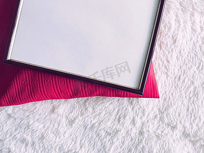 港风海报摄影照片_黑色木框和粉色枕头，用于印刷模型、豪华家居装饰和室内设计、海报和可印刷艺术