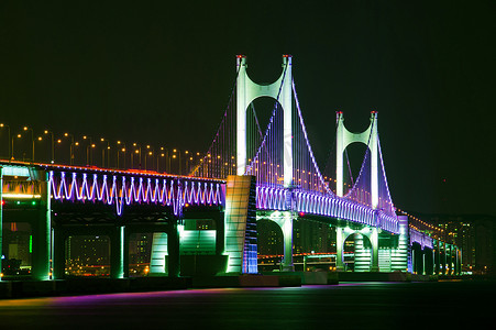 广安大桥和海云台在晚上在釜山，韩国