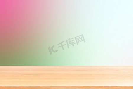 渐变粉色和绿色软背景上的空木桌地板，木桌板空前彩色渐变，绿色渐变上的木板空白，用于展示产品或横幅广告