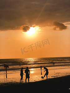 沙滩足球摄影照片_日落剪影玩 altinho futebol 沙滩足球踢足球伊帕内玛海滩里约热内卢巴西。