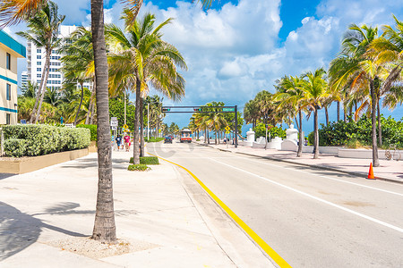 美国佛罗里达州劳德代尔堡 — 2019年9月20日：阳光明媚的日子里，劳德代尔堡的海滨长廊与棕榈树