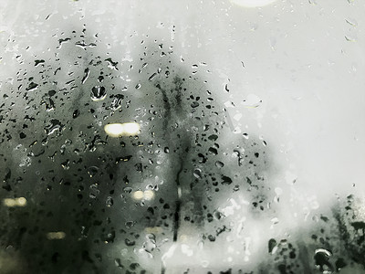 雨季雨背景中玻璃窗上的雨滴