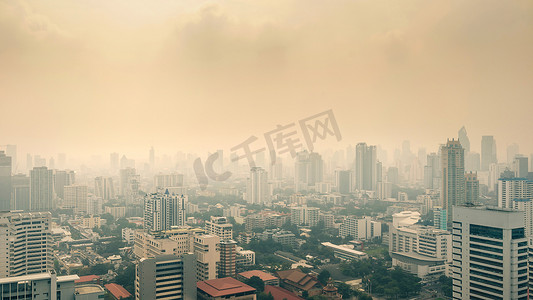 建房摄影照片_夏天的雾霾城市，清晨的阳光