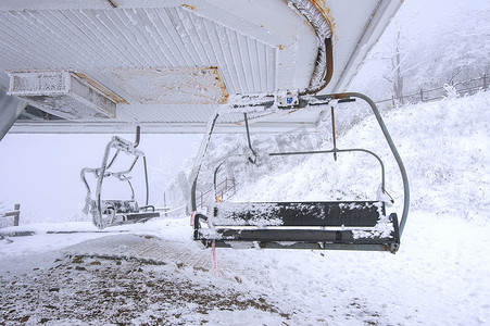 韩国冬天的滑雪椅缆车被雪覆盖。