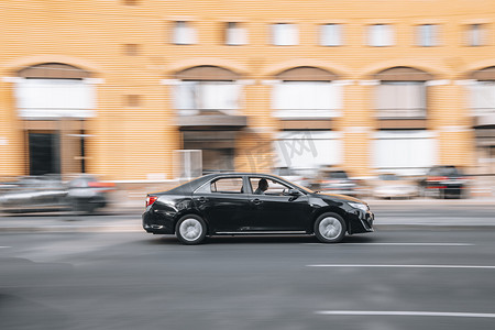 丰田汽车摄影照片_乌克兰，基辅- 2021年7月16日：黑色丰田卡罗拉汽车在街上行驶。