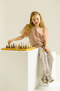 下棋的小女孩。孩子的创造性教育。