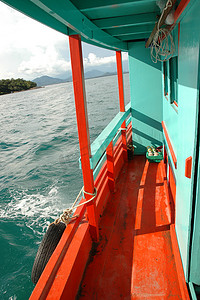 色彩缤纷的船在泰国阳光明媚的安达曼海航行