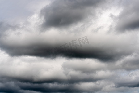 戏剧性的云彩飘过天空，在雨前天气变化