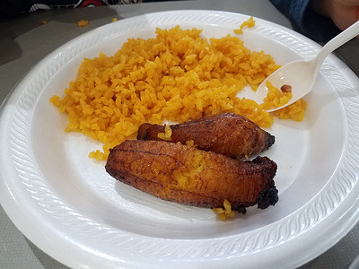 白盘波多黎各食品上的甜芭蕉香蕉和黄米