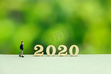 商人用梦幻般的绿色背景问候 2020 年新年快乐