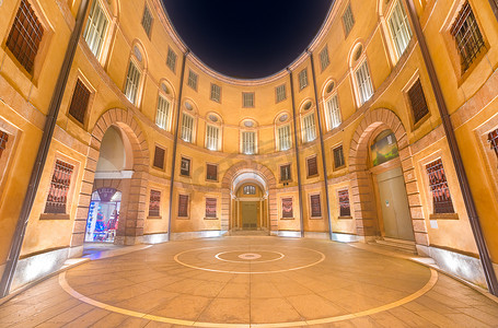 费拉拉 — 2014年12月，意大利：雾蒙蒙的冬夜，Teatro Comunale（公共剧院）的内院Rotonda Foschini大楼的景观