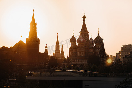 克里姆林宫塔在日落时分在莫斯科红场。俄罗斯
