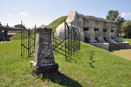 星标卡通摄影照片_标有白俄罗斯布列斯特要塞第五堡垒建造年份的路标。