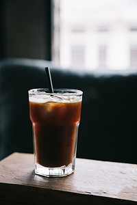 咖啡店木头上高玻璃杯中的冰咖啡