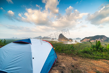国家公园假日篝火露营地和帐篷，户外休闲活动放松露营地。