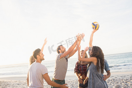 水排球摄影照片_快乐的朋友打沙滩排球