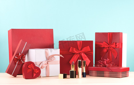 丝带盒摄影照片_有红色丝带的情人节礼物盒。