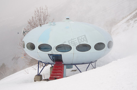 俄罗斯 Dombay - 2015 年 2 月 7 日：“Plate”酒店位于海拔 2250 米的 Mussa-Achitara 山上，位于 Dombay 小镇