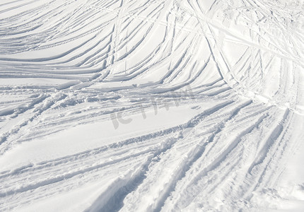 雪道摄影照片_雪地里的滑雪道