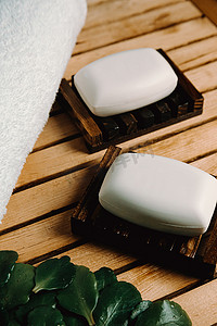 淋浴房详情页摄影照片_带水疗概念的浴室里的木制肥皂盘上放着一块硬肥皂放松