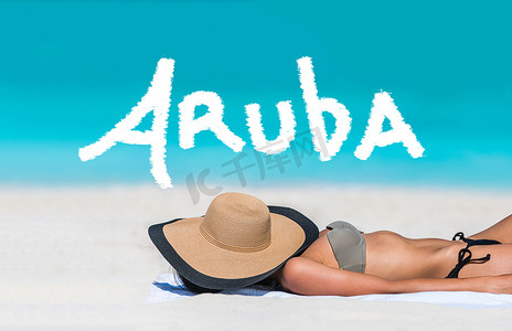 睡觉海报摄影照片_海滩天空度假女人上写的阿鲁巴文字