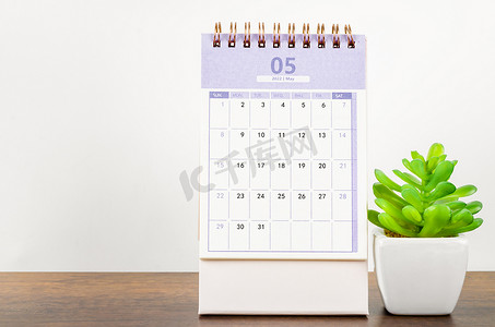2022 年 5 月桌面日历，木制背景。