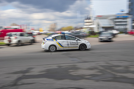 乌克兰，基辅- 2021年4月26日：白色丰田普锐斯汽车在街上行驶。