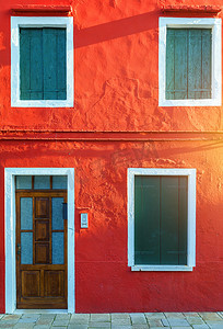 威尼斯布拉诺岛上一栋房子的彩色窗户，Ven