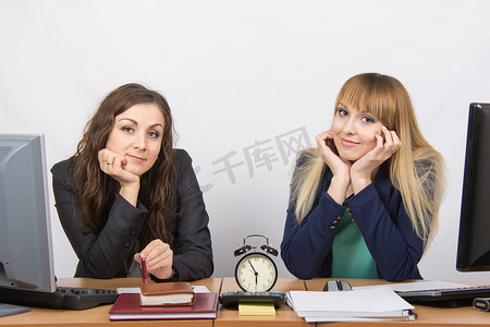 等待下班摄影照片_办公室里的两个女孩等待下班时间