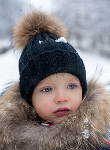 穿着冬衣的可爱小男孩。