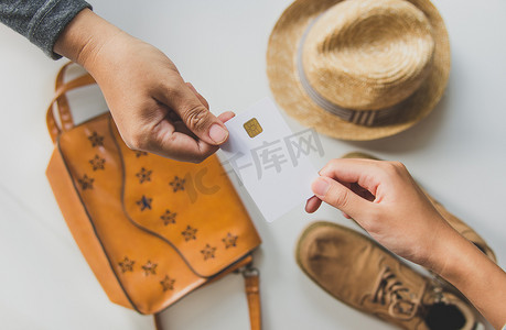 顾客在购物场所用信用卡支付订单
