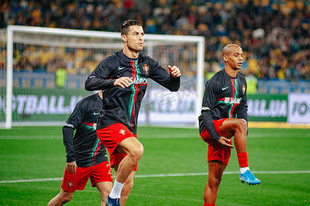 尤文图斯队标摄影照片_2020 年欧洲杯预选赛乌克兰队对阵葡萄牙队在奥林匹克体育场举行的足球比赛