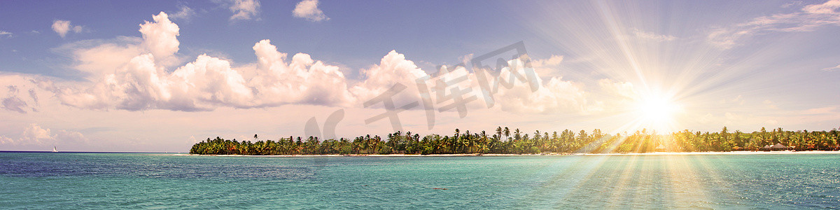 有棕榈和海滩全景的热带海岛作为背景