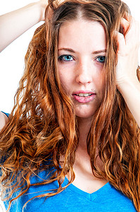 赤褐色头发的漂亮女人