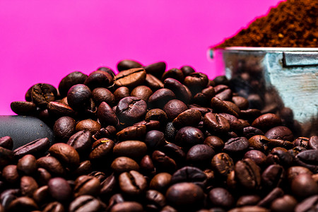 咖啡豆和咖啡把手以及研磨咖啡的组合物