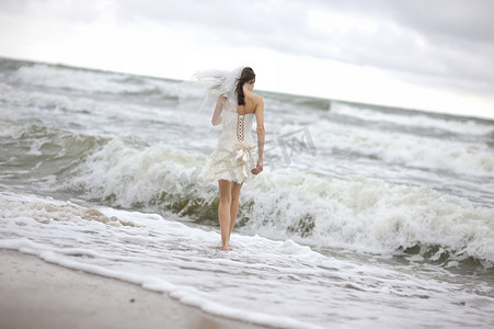 沿着海岸奔跑的新娘
