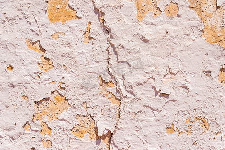 木料刮痕摄影照片_旧墙上的旧片状油漆剥落，表面有裂缝和刮痕