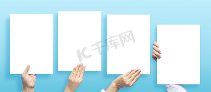 手拿a4纸摄影照片_一组手拿着空的白色空白信纸尺寸 A4，用于传单或邀请函，以不同的构图隔离在蓝色背景上。