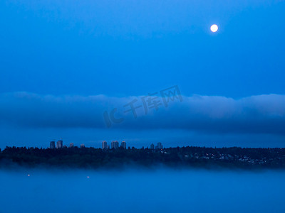 您好河北摄影照片_夜晚的城市景观，满月在天空中