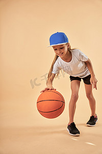 穿着运动服打篮球的快乐可爱女孩