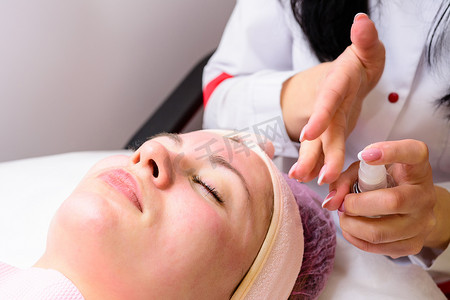 胶束水在美容、面部护理、看牙医中的应用。